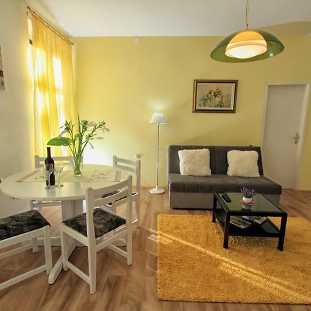 Bivium Appartement Otočac Buitenkant foto