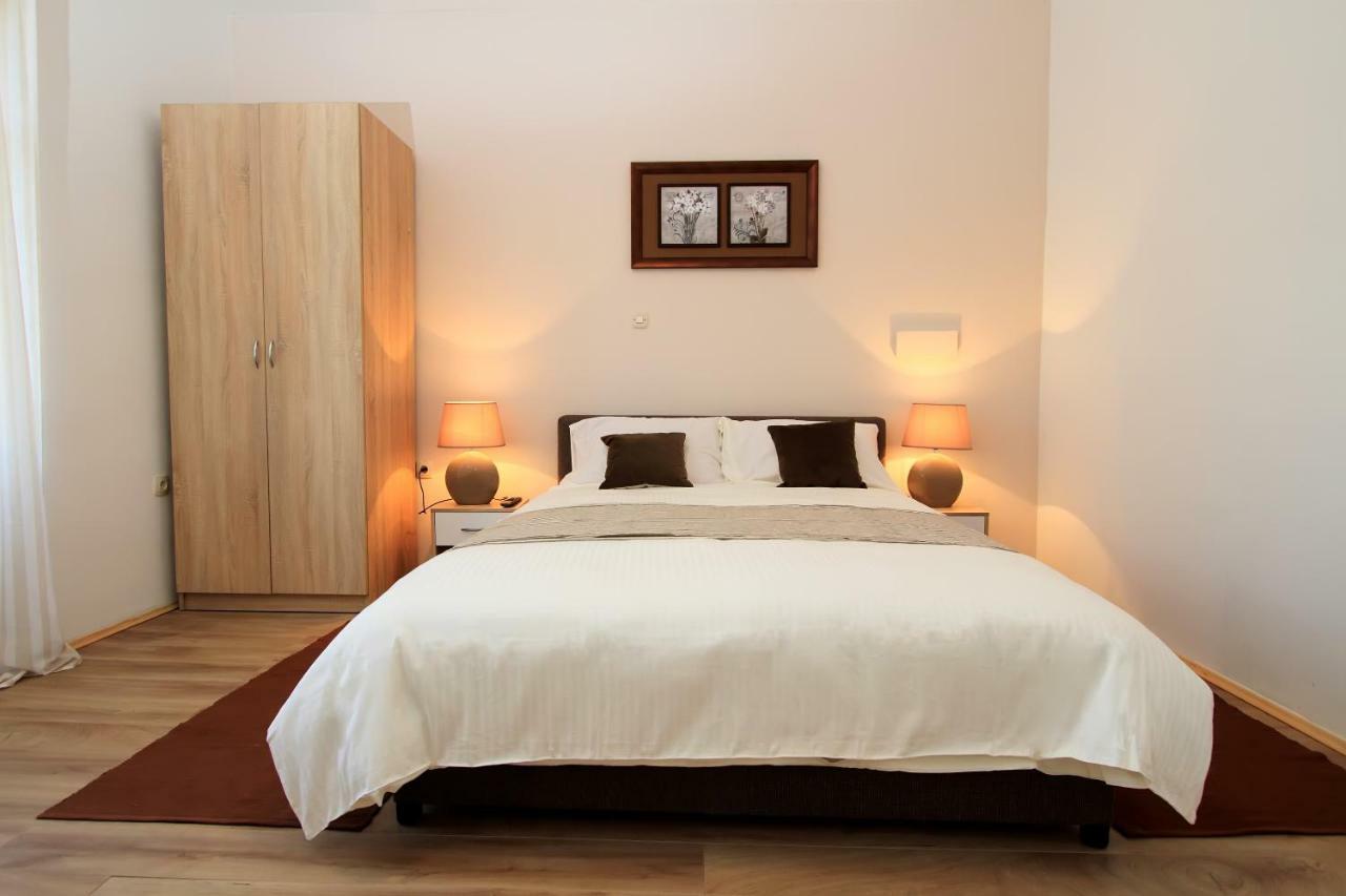 Bivium Appartement Otočac Buitenkant foto