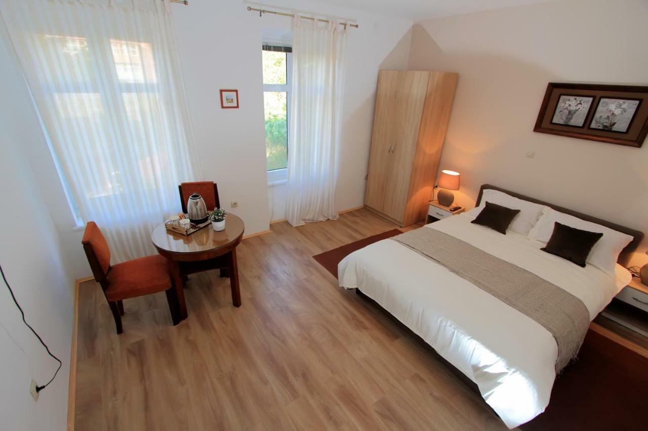 Bivium Appartement Otočac Buitenkant foto