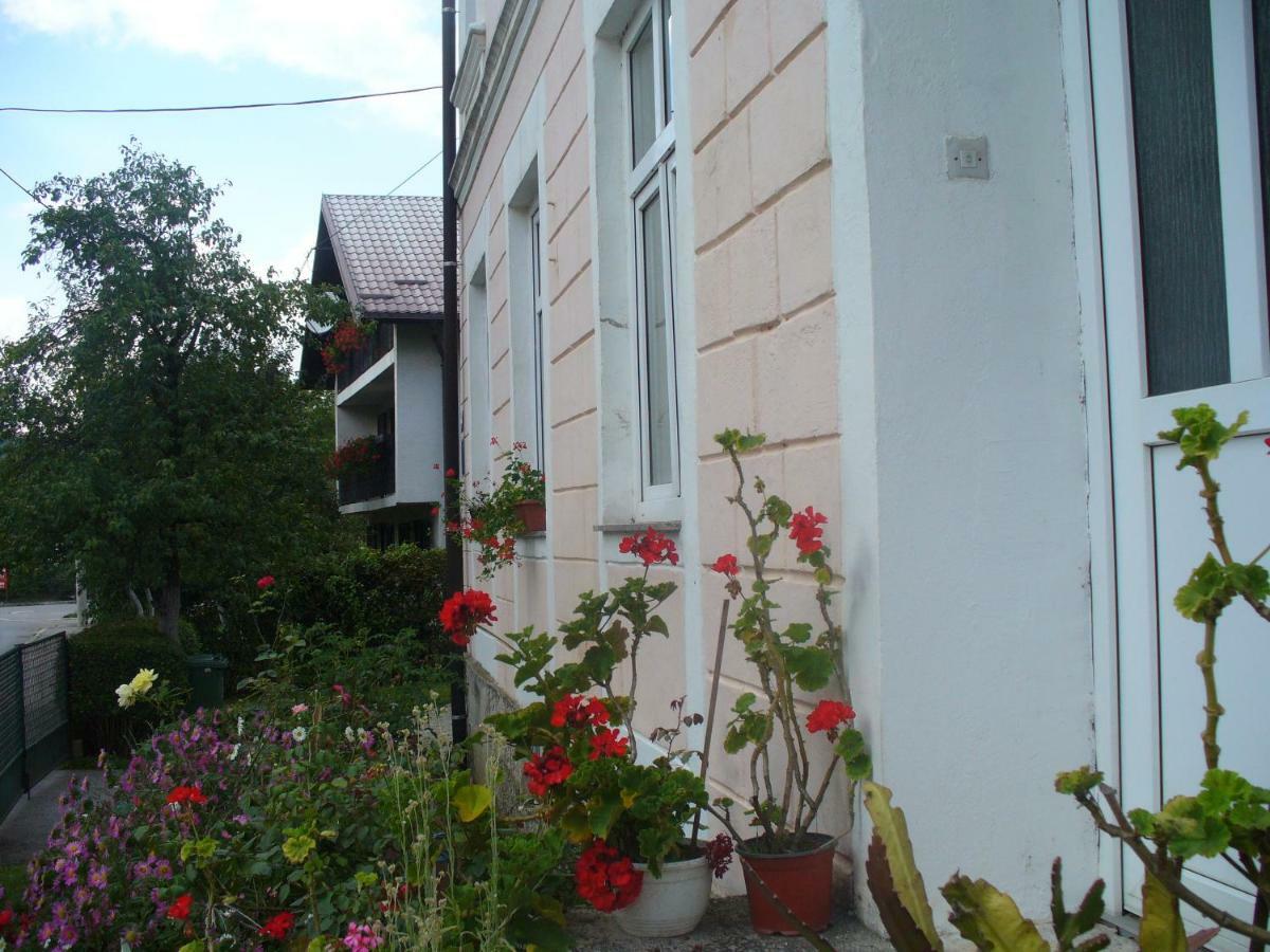 Bivium Appartement Otočac Buitenkant foto